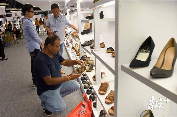中国·惠东第九届鞋文化节在吉隆镇召开。图为一名外商在选购女鞋。