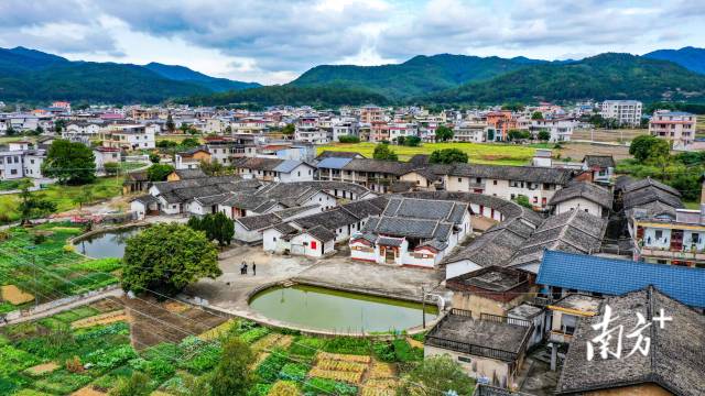蔡蒙吉故居是二堂二横一围龙屋，是粤东客家地区初期围龙屋的典型。