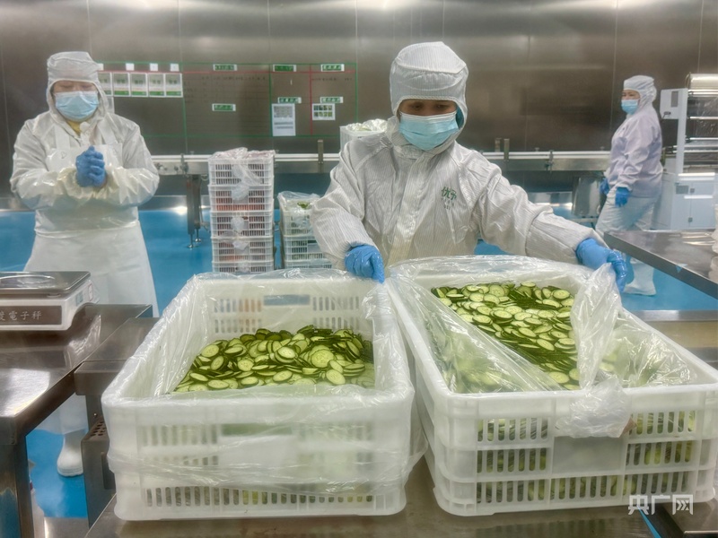 即食沙拉内包装间（央广网记者 罗世伟 摄）
