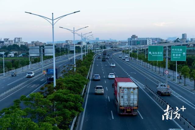 自从有了汕北大道，货车司机省下了不少高速过路费。