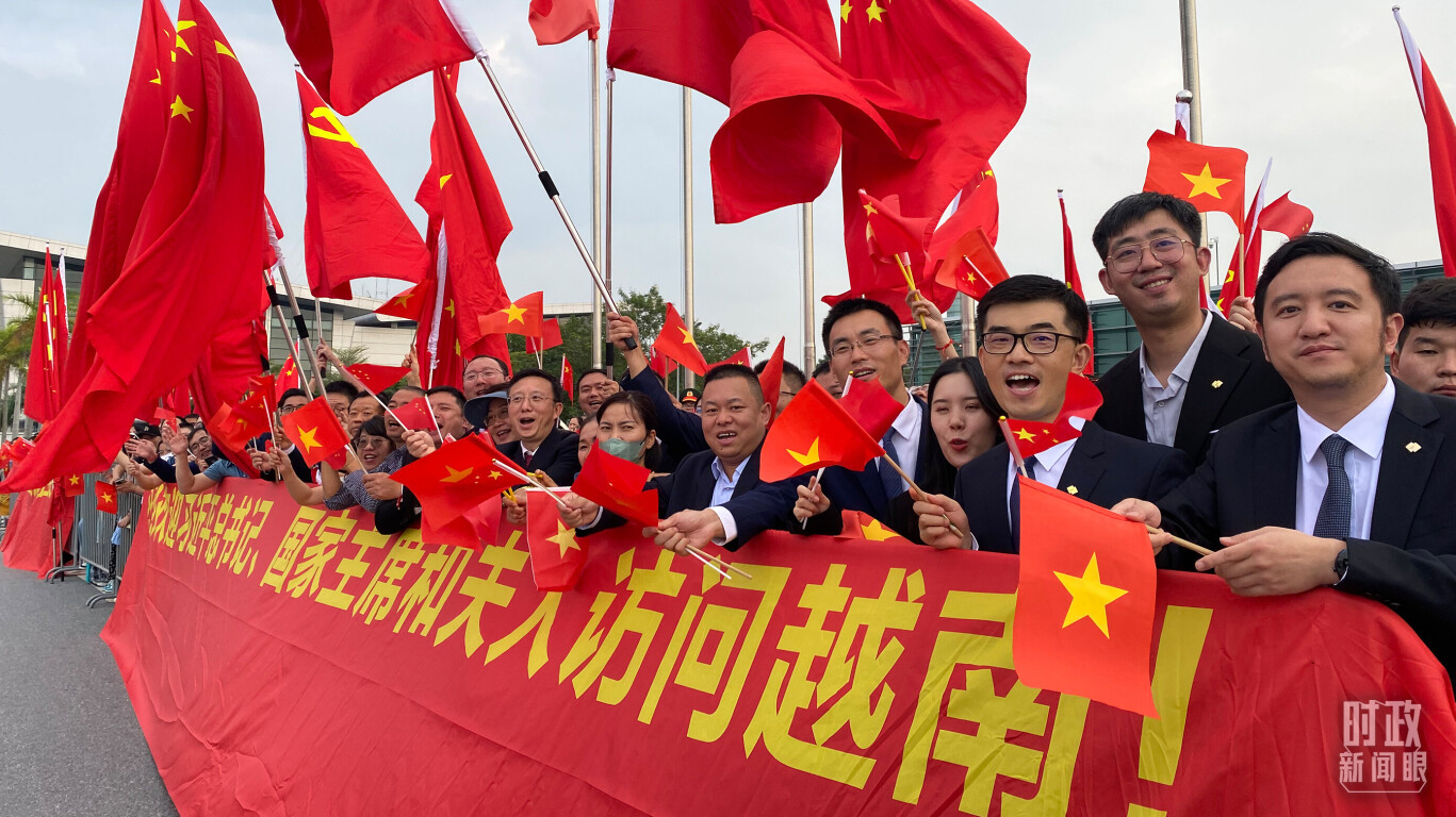 习近平离开河内赴机场途中，当地民众和华侨华人聚集在道路两旁热情欢送。（总台央视记者李增仁拍摄）