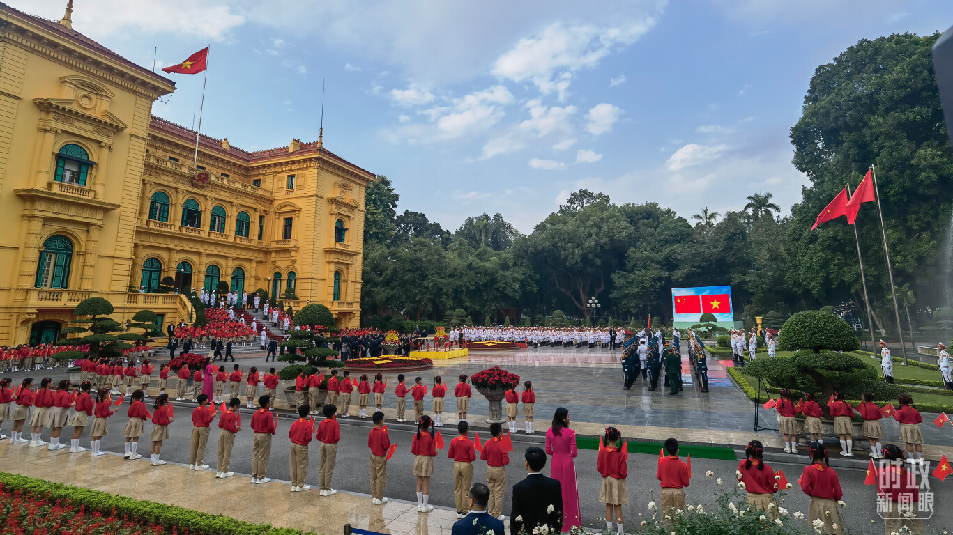 阮富仲在主席府广场为习近平举行隆重欢迎仪式。这是欢迎仪式开始前的场景。（总台央视记者周志国拍摄）