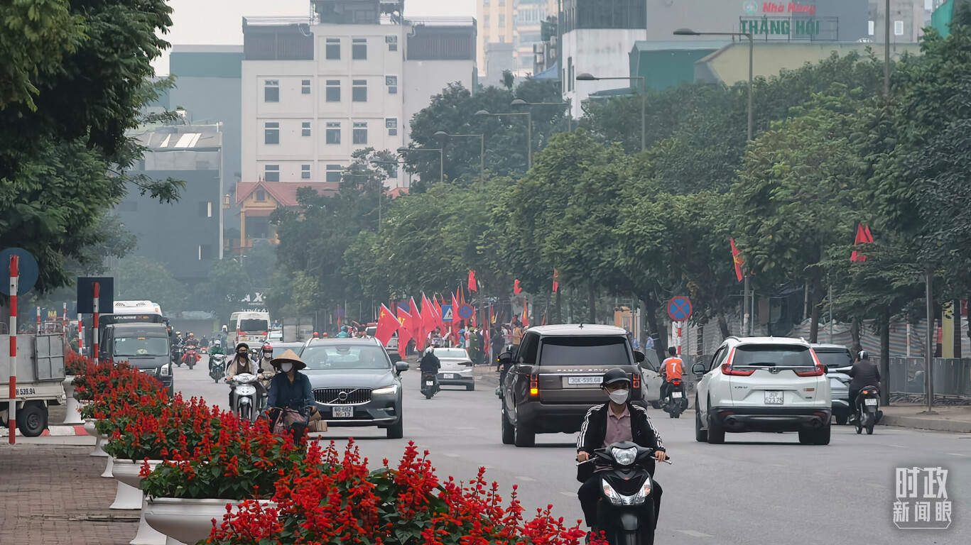 河内街道两侧的中越两党两国旗帜。（总台央视记者韩锐拍摄）