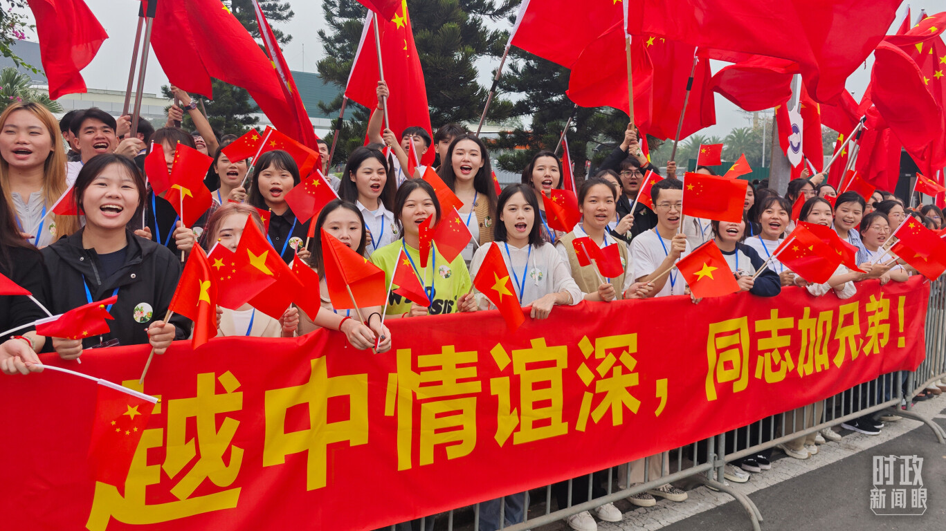 习近平乘车从机场赴下榻饭店途中，许多人自发聚集在道路两旁，挥舞两国旗帜，表达热烈欢迎。（总台央视记者耿小龙拍摄）