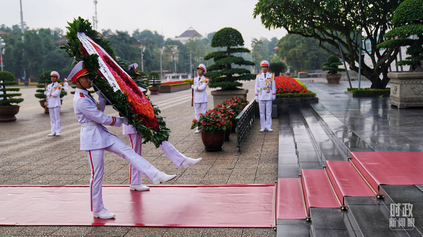 胡志明陵。访问期间，习近平来到这里瞻仰并敬献花圈。（总台国广记者李晋拍摄）