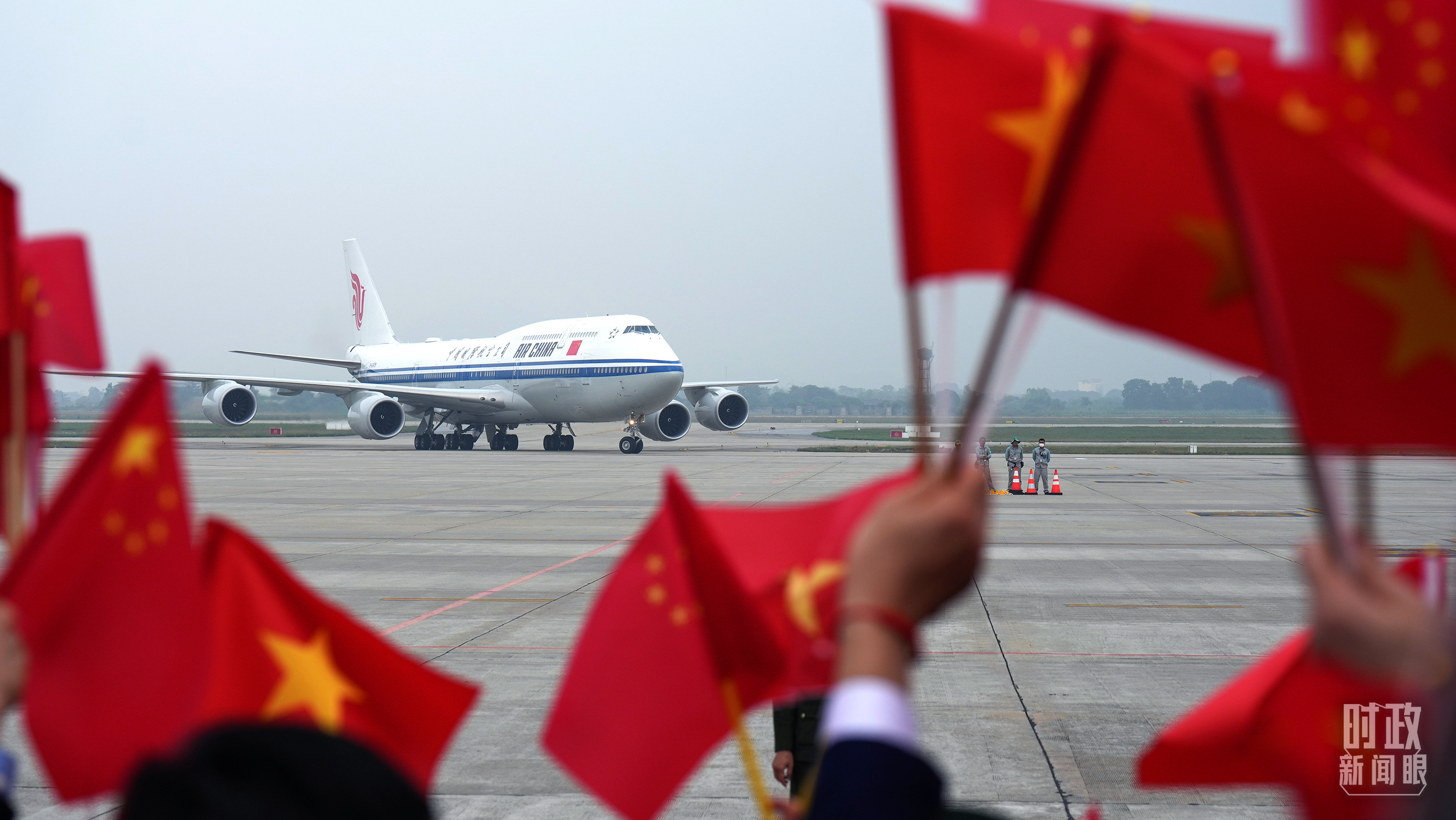 习近平乘专机抵达越南河内。（总台国广记者李晋拍摄）