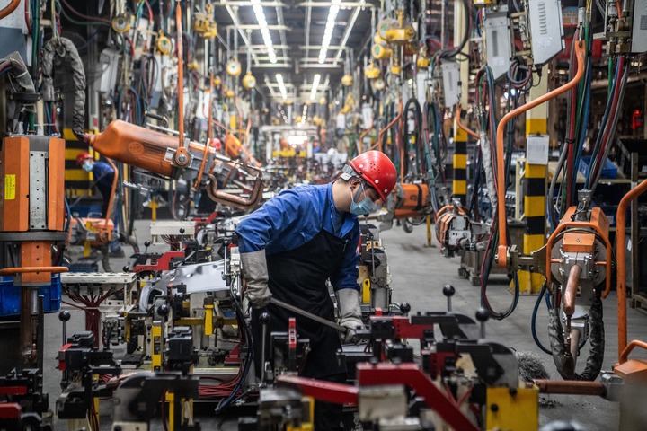 11月27日，在位于重庆市万州区的重庆长安跨越车辆有限公司，工作人员在生产线上忙碌。新华社记者 唐奕 摄