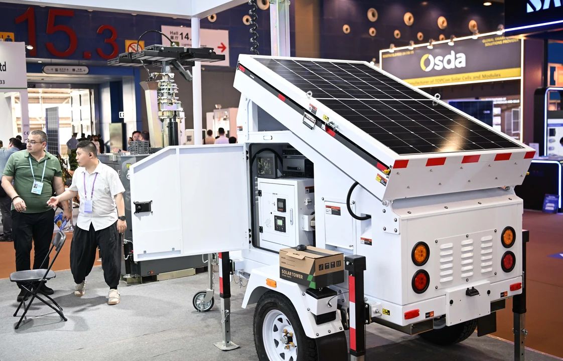 一家企业在第135届广交会上展出的户外太阳能监测车（4月15日摄）。<p style=