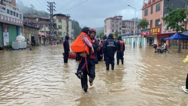 韶关市始兴县第一时间组织救援力量转移群众。