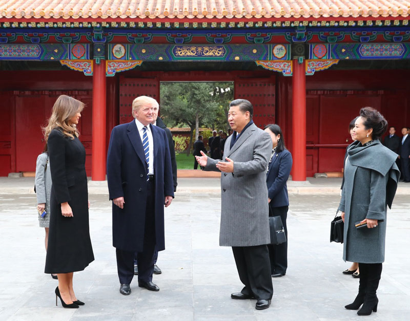 11月8日下午，国家主席习近平和夫人彭丽媛在北京故宫博物院迎接来华进行国事访问的美国总统特朗普和夫人梅拉尼娅。两国元首夫妇在宝蕴楼简短茶叙。新华社记者 谢环驰 摄