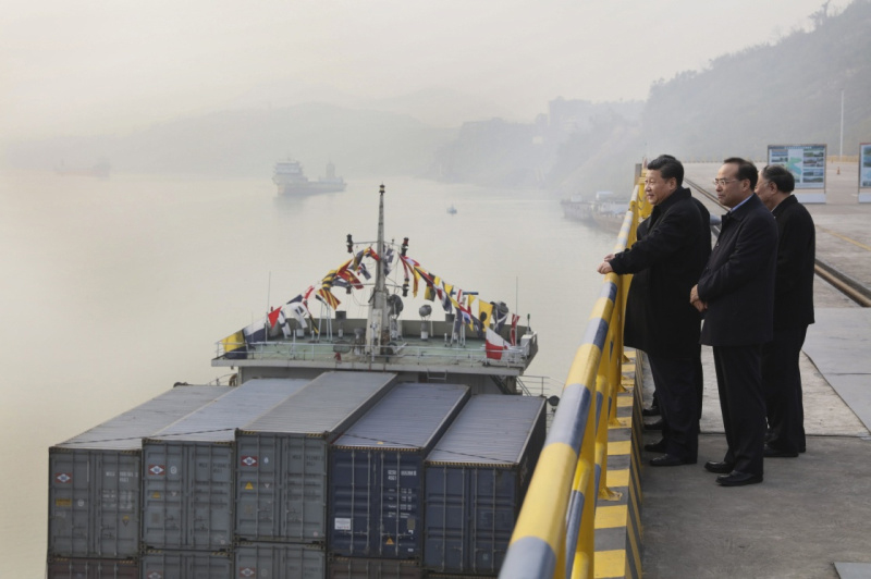 这是1月4日下午，习近平在重庆两江新区果园港码头视察长江航运和港口装卸作业。新华社记者 兰红光 摄