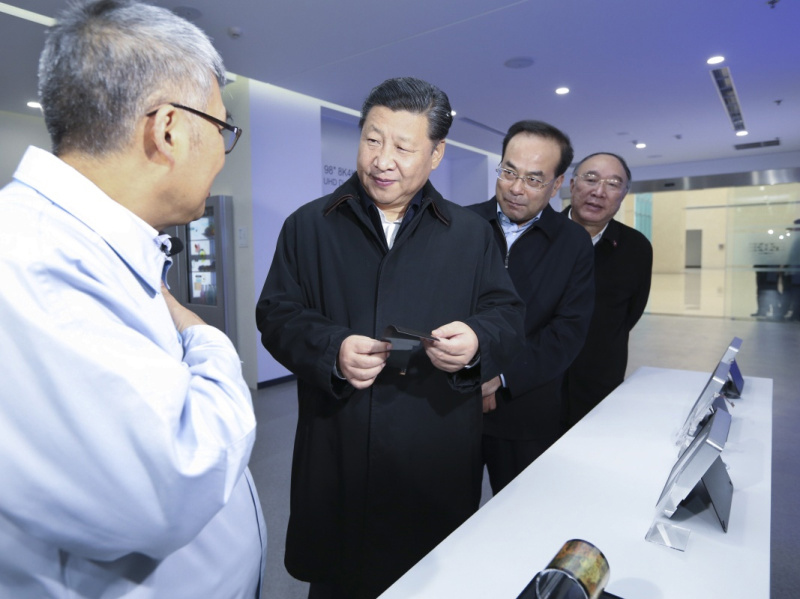这是1月4日下午，习近平在重庆京东方光电科技有限公司观看企业产品展示。新华社记者 兰红光 摄
