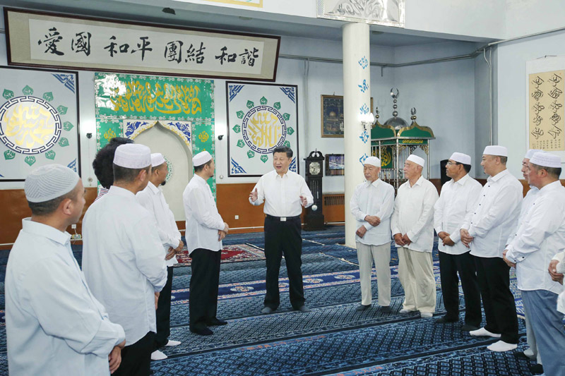 这是7月19日上午，习近平在银川市新城清真寺同宁夏伊斯兰教界人士交流。新华社记者鞠鹏摄