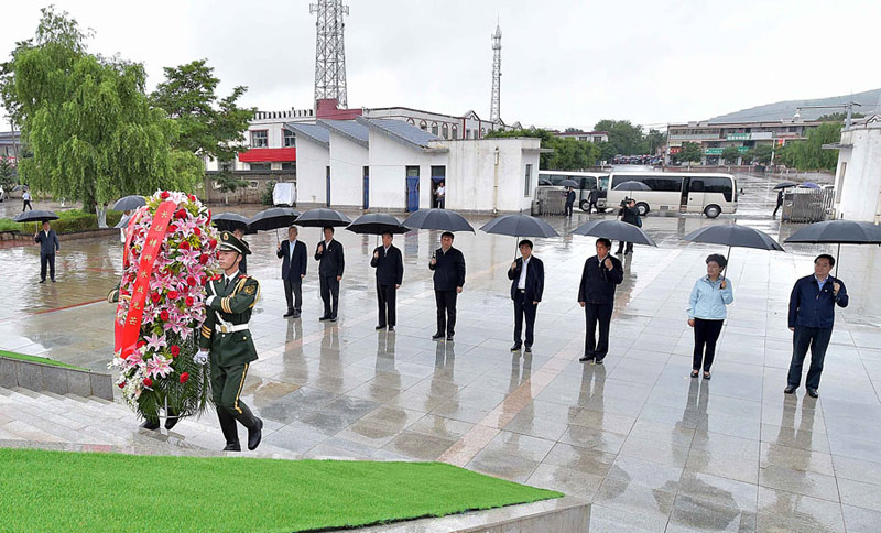 这是7月18日上午，习近平在固原市西吉县将台堡向红军长征会师纪念碑敬献花篮。新华社记者李涛摄