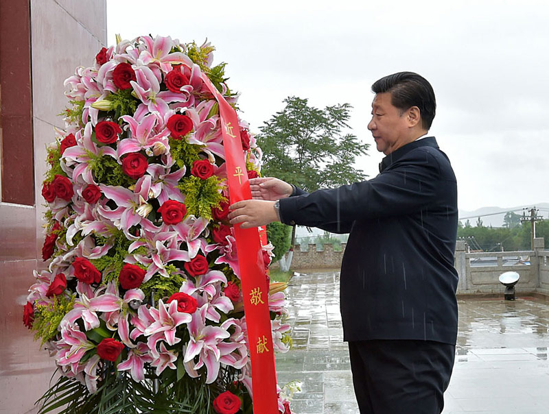 这是7月18日上午，习近平在固原市西吉县将台堡向红军长征会师纪念碑敬献花篮。新华社记者李涛摄