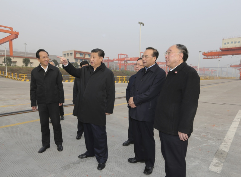 这是1月4日下午，习近平在重庆两江新区果园港了解现代化港口群布局情况。新华社记者 兰红光 摄