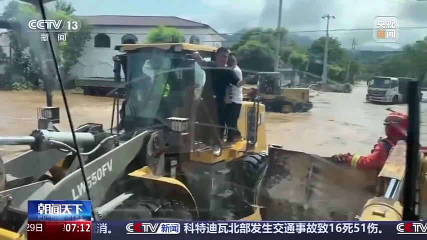 致敬！北京大哥用铲斗端出80多条人命