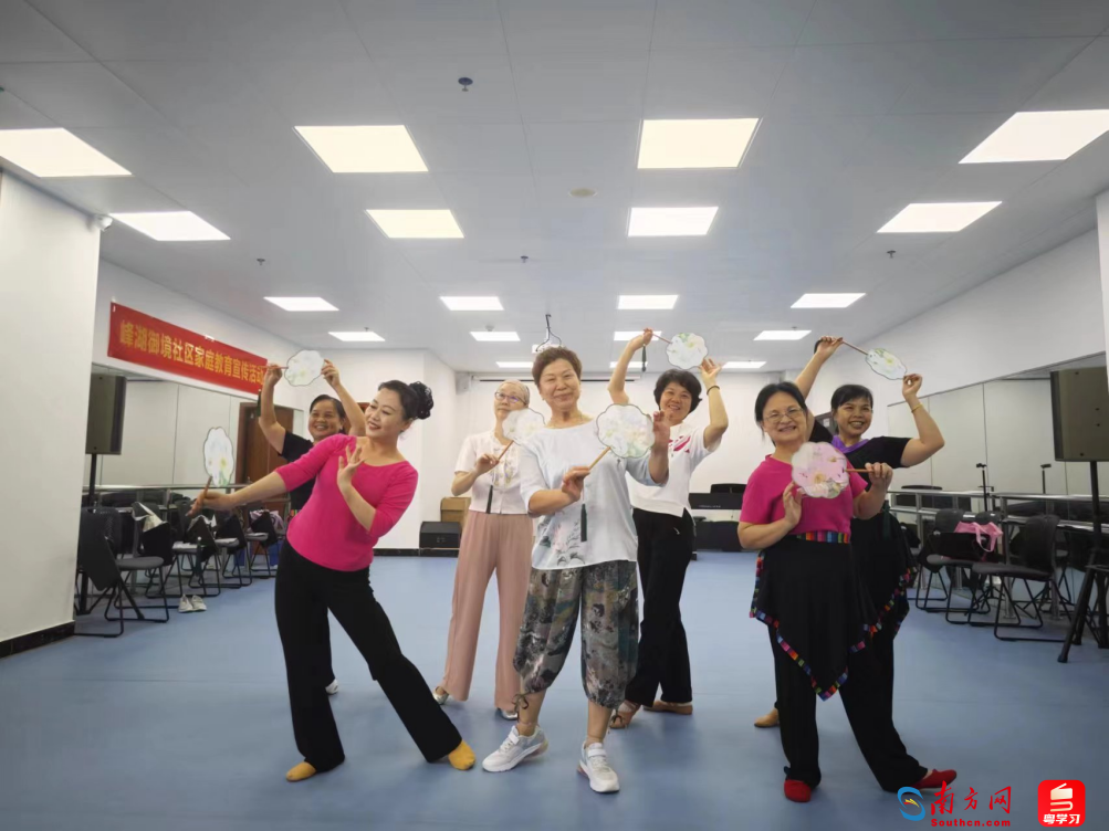 “老年大学分教点”的学员在排练舞蹈