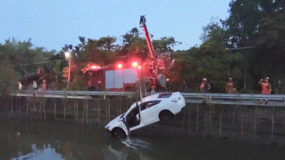事发中山！一名司机倒车不慎连人带车冲入河道......
