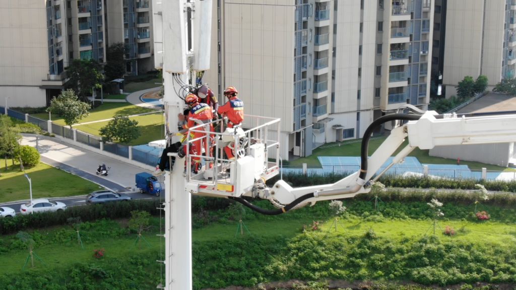 事发广东！工人中暑被困30米高信号塔，消防紧急救援