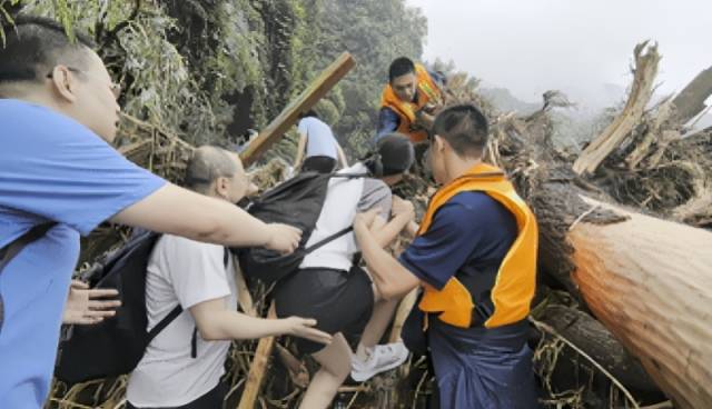 密云鼓楼消防救援站转移被困群众。