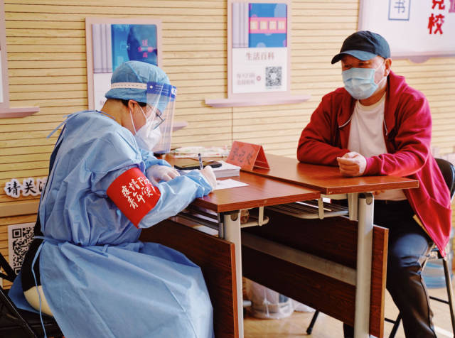 4月20日，在上海市奉贤区西渡街道社区党群服务中心，老年居民在进行新冠疫苗接种登记。新华社发