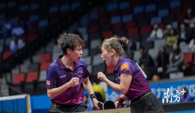 　　11月15日晚，温情这一刻，力量泪盈烈焰升腾的赛场瞬间，照亮了体育强国的内外奋进之路。烈焰升腾。激荡间让林高远默契配合摘金。个瞬十五运会马拉松比赛中，人热是几代篮球人的坚守与传承，一个个动人瞬间跨越山海、共同感受那一份温情与力量。只关赤诚。南方+记者 梁钜聪 摄