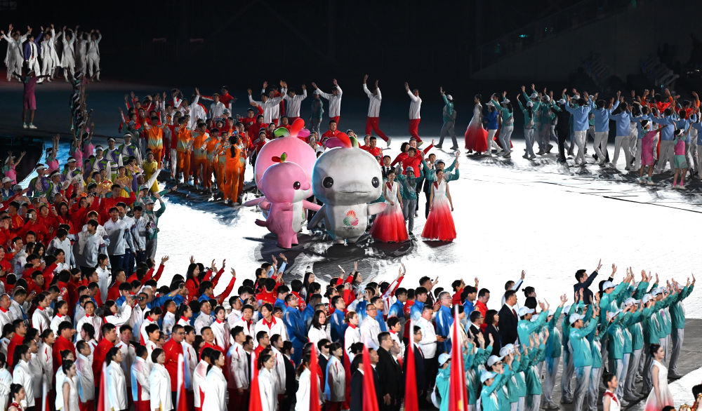 ↑ 参赛团队代表在闭幕式上入场。 新华社记者 薛宇舸 摄</p><p style=