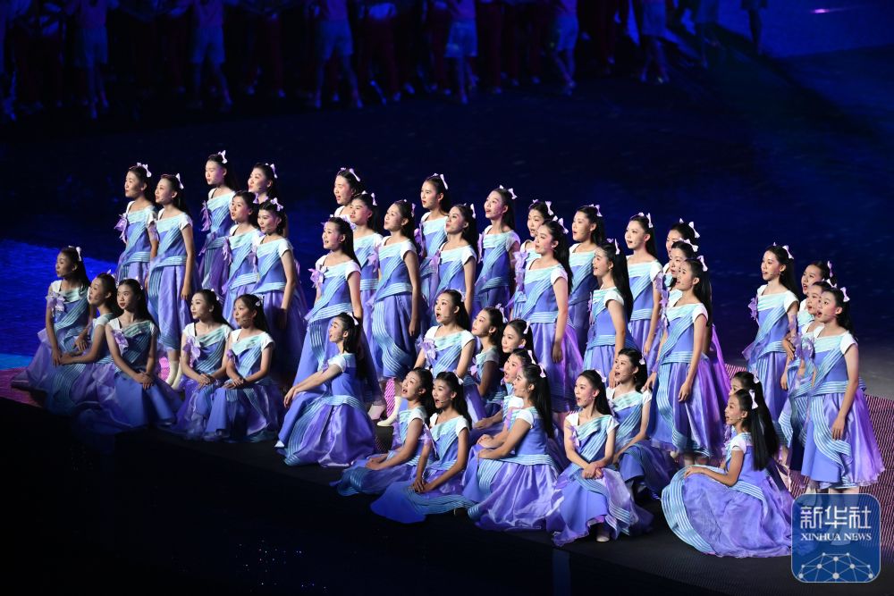 ↑ 演员在闭幕式现场表演。 新华社记者 毛思倩 摄</p><p style=