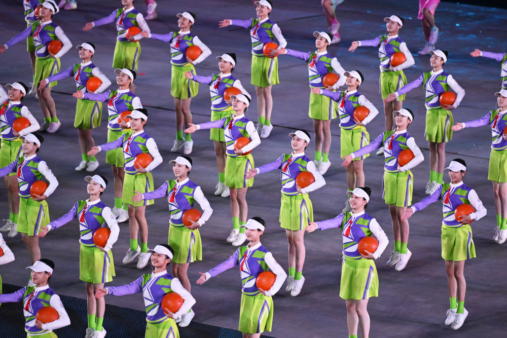 ↑ 演员在闭幕式现场表演。 新华社记者 连振 摄