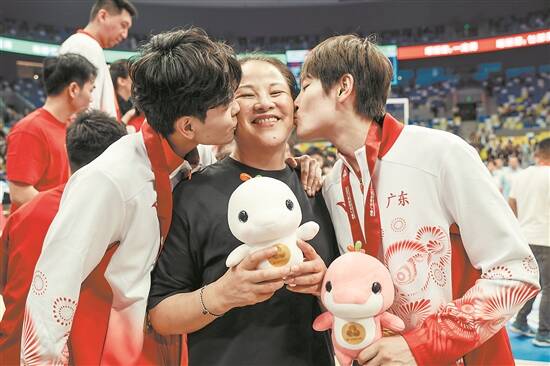 11月15日,广东女篮姐妹花夺冠后与母相拥 视觉中国供图