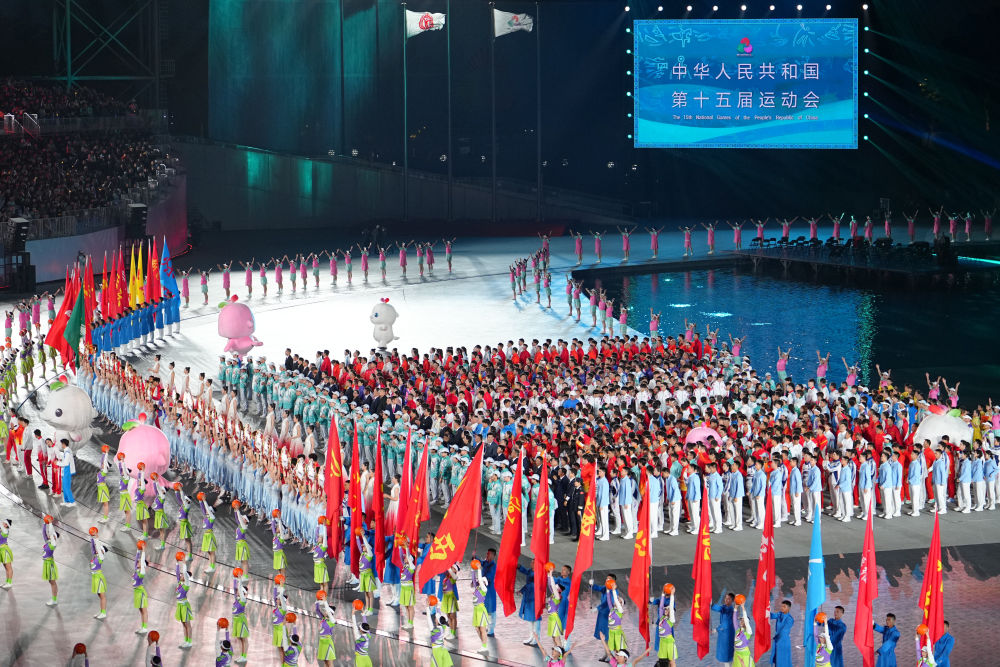 ↑ 参赛团队代表在闭幕式上入场。 新华社记者 李志鹏 摄