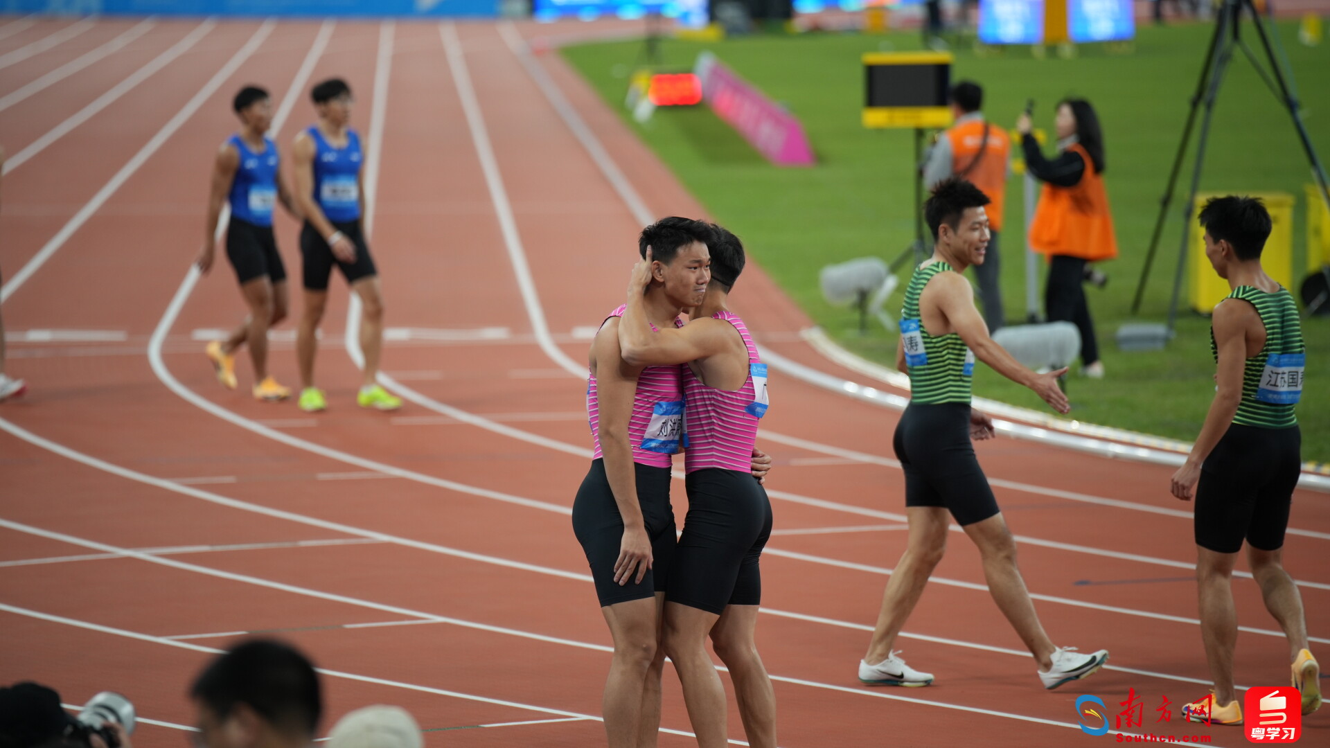 广东队年轻队员刘洪熙因失误自责落泪，苏炳添上前拥抱安慰。