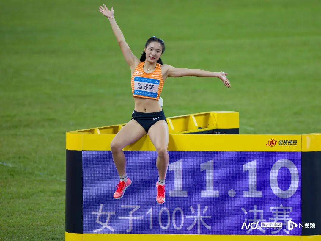 11月17日,广东奥体中心,十五运会田径项目迎来女子百米飞人大战,浙江队16岁“小孩姐”陈妤颉以11秒10的成绩夺冠,成为全运会历史上最年轻的百米“女飞人”,同时刷新亚洲青年纪录。34岁的广西名将韦永丽获得亚军,对于自己的百米谢幕演出,她感到非常满意,还表示“这块银牌背后有梁小静、葛曼棋的一份”。两天后,陈妤颉以23秒02的成绩拿下女子200米冠军。展望未来,“小孩姐”自信满满:“20岁对我来说还很遥远,还有4年的时间,再不断刷新纪录。”