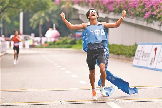 11月15日,全运会历史上首个跨境马拉松赛事,宁夏队选手何杰第一个冲过终点线后泪如泉涌。羊城晚报记者 钟振彬 摄
