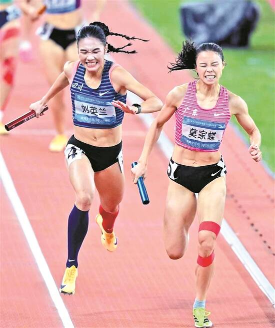 11月15日,4×400米混合接力赛中,莫家蝶奋力冲线。新华社 发