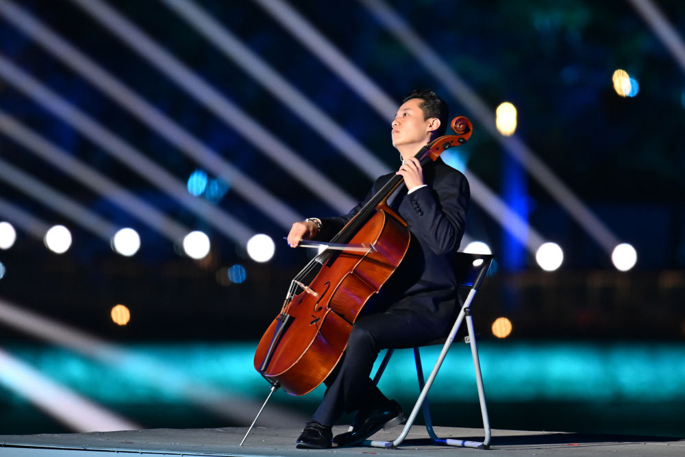 ↑ 演员在闭幕式现场表演。 新华社记者 夏一方 摄