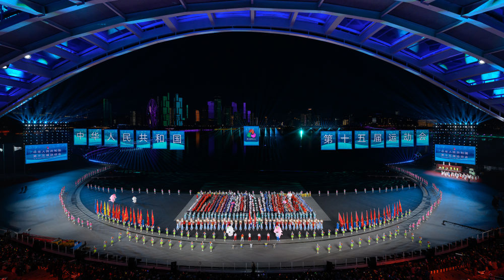 ↑ 演员在闭幕式现场表演。 新华社记者 夏一方 摄