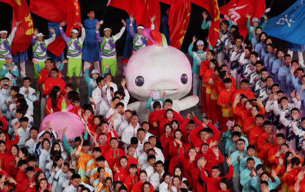 ↑ 参赛团队代表在闭幕式上。 新华社记者 张龙 摄</p><p style=