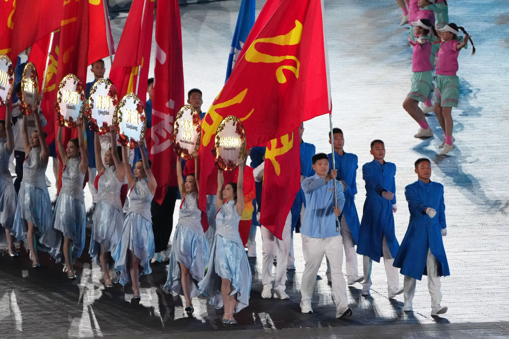 ↑ 参赛团队代表在闭幕式上入场。 新华社记者 郝源 摄</p><p style=