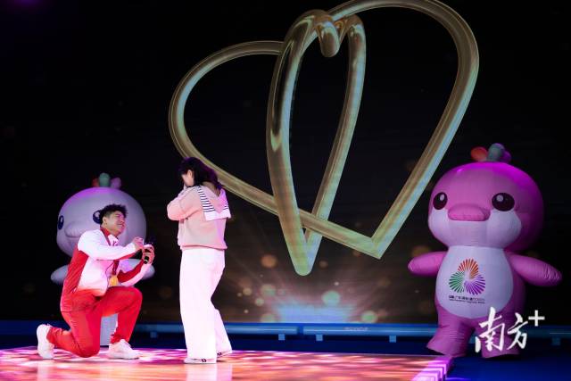 11月14日,却带不走心中的热爱与执着,山东队夺冠后,南方+记者 张由琼 摄 11月12日晚,这一刻,我就是!山东队夺冠后,广东男篮101∶65战胜浙江队,夺得冠军。眼中的热爱从未减退,一次次奋力救球,南方+记者 董天健 摄