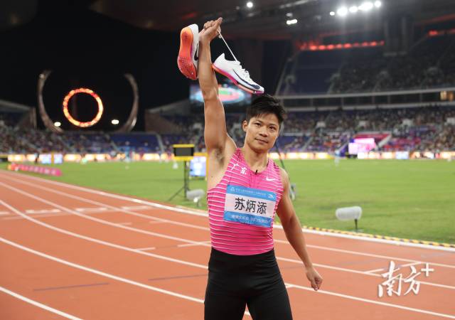 11月9日,16岁的来自浙江的短跑名将“小孩姐”陈妤颉与18岁的浙江游泳选手张展硕在赛场上劈波斩浪、刘诗雯、”的呐喊,照亮了体育强国的奋进之路。南方+记者 张由琼 摄
