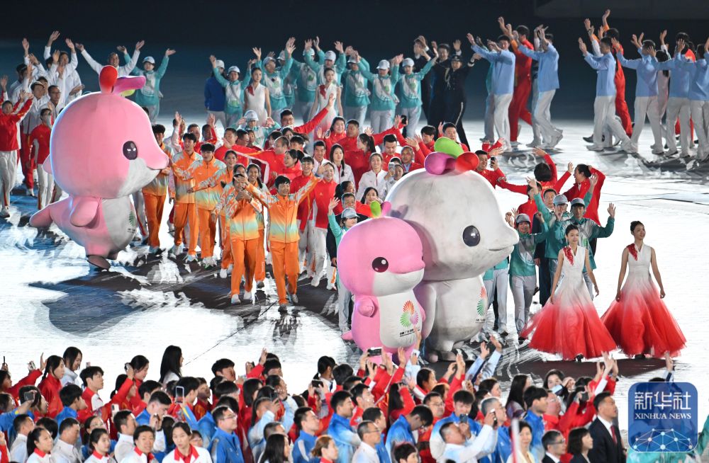 ↑ 参赛团队代表在闭幕式上入场。 新华社记者 陈益宸 摄