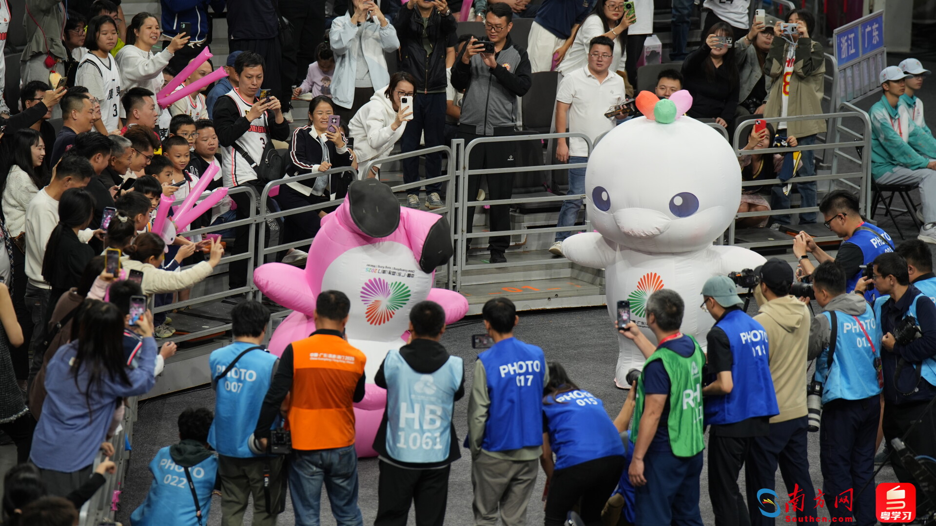 男篮决赛开始前,“大湾区顶流”献出倒立绝技,炒热赛场氛围。从内胆、表情包到周边,十五运会吉祥物火遍全网,特许商品销售额已达6.8亿元。