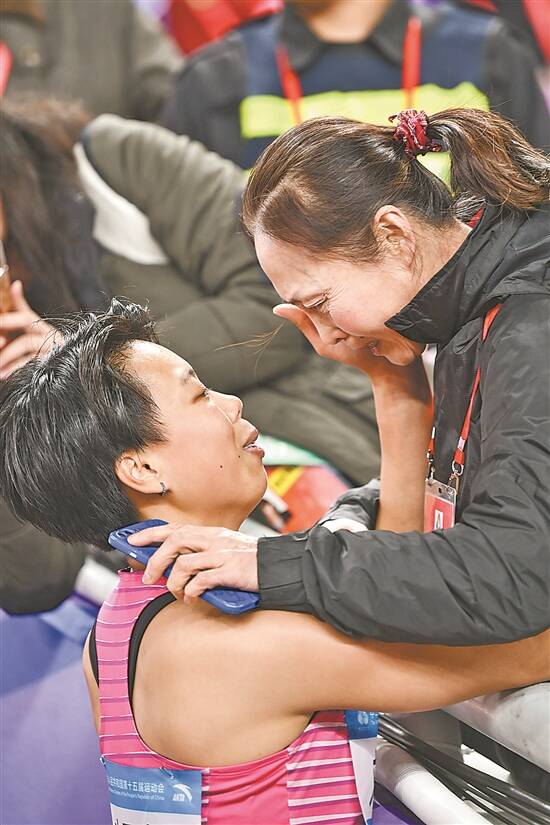 11月19日,刘景扬创“黑马”传奇,与妈妈相拥而泣。羊城晚报记者 钟振彬 摄