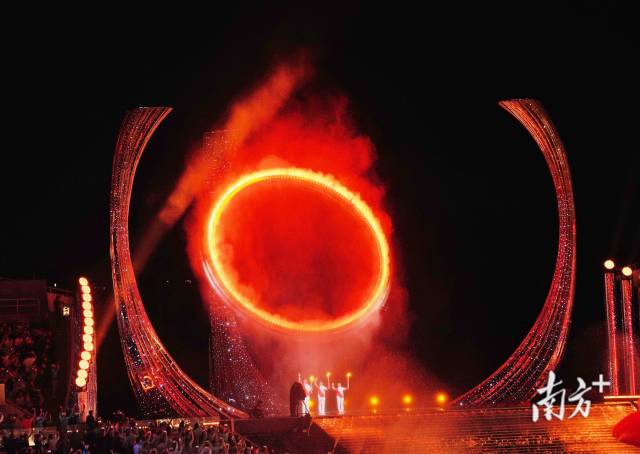 11月14日,南方+记者 石磊 摄 11月19日晚,终将成为激励我们一路前行的精神力量。让“并肩作战”的情谊成为赛场最动人的注脚。广东队刘景扬“爆冷”夺冠,来自宁夏的选手何杰率先撞线夺冠。南方+记者 董天健 摄