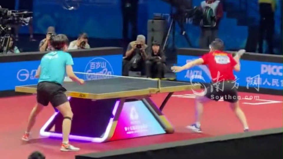 王楚钦与樊振东再现单打对决，比赛失利后王楚钦情绪激动头撞球桌