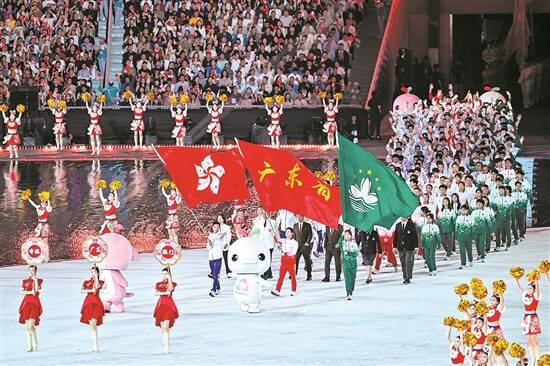 11月9日,十五运会开幕式上,粤港澳三地代表团一起入场,“我们真的是一家人” 羊城晚报记者 梁喻 摄