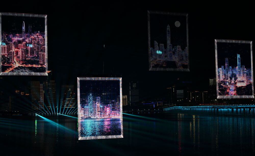 ↑ 这是拍摄的闭幕式现场。第十五届全国运动会闭幕式在广东深圳前海欢乐剧场举行。香港队运动员李思颖(前左)和澳门队运动员郭建恒(前右)在闭幕式现场。 新华社记者 张龙 摄