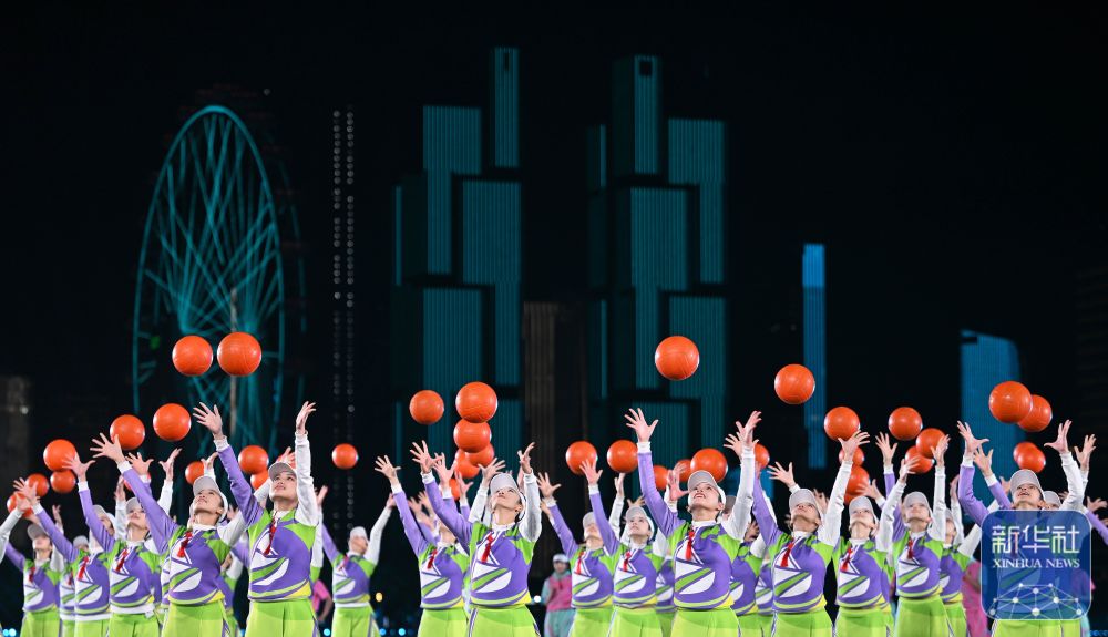 ↑ 演员在闭幕式现场表演。 新华社记者 毛思倩 摄